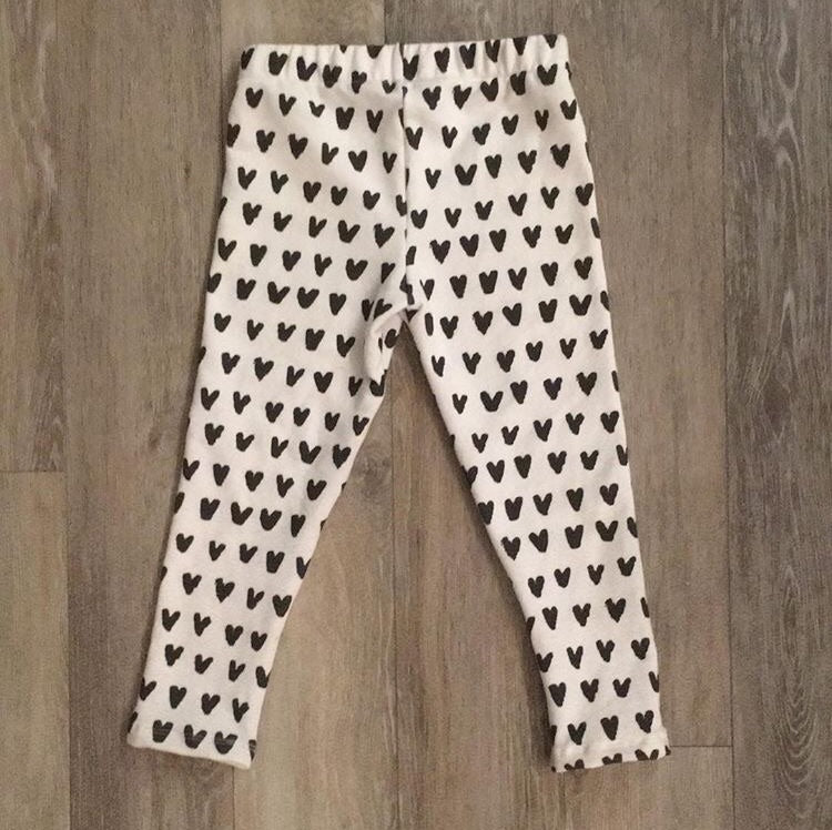 Leggings in White with Black Hearts